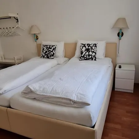 Hotel Corona فندق *